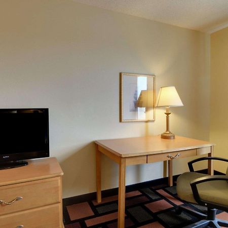 Quality Inn & Suites Malvern Bagian luar foto